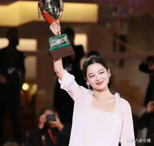 辛芷蕾VOGUE连登 从争议到威尼斯影后
