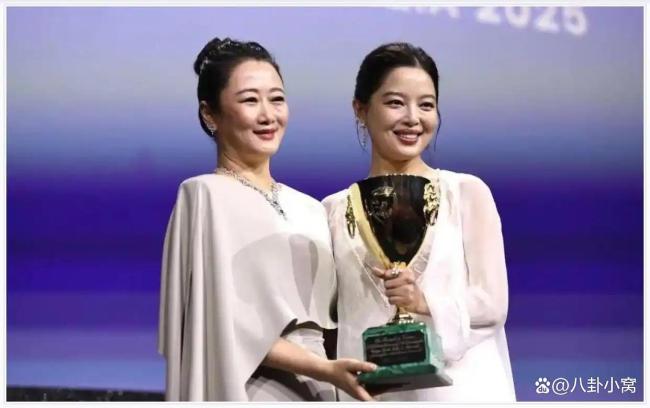 辛芷蕾VOGUE连登 从争议到威尼斯影后