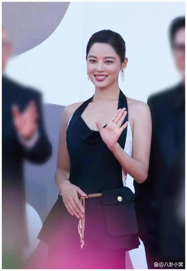 辛芷蕾VOGUE连登 从争议到威尼斯影后