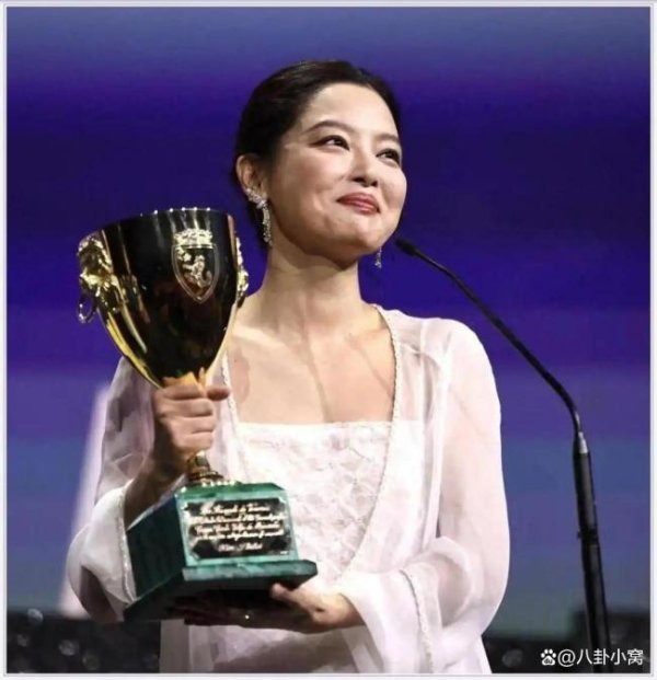 股天下 辛芷蕾VOGUE连登 从争议到威尼斯影后