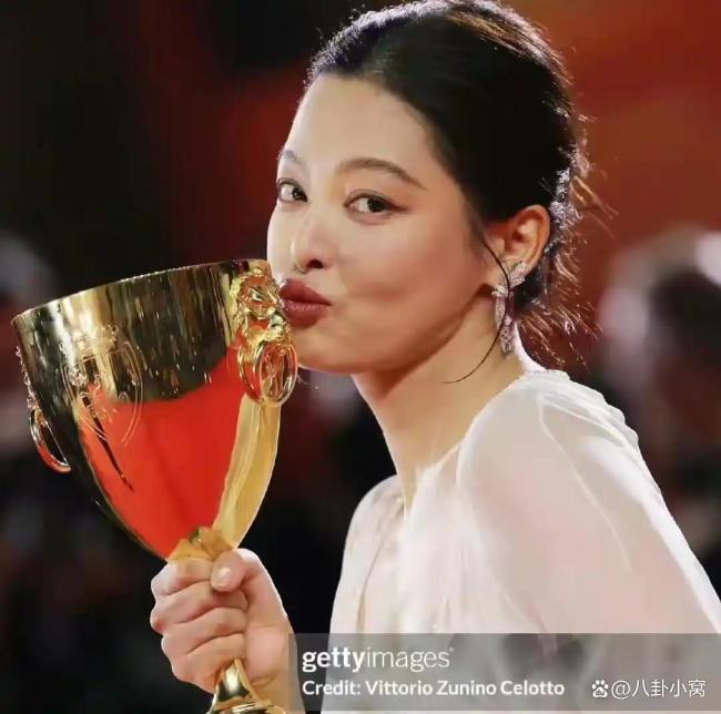 辛芷蕾VOGUE连登 从争议到威尼斯影后