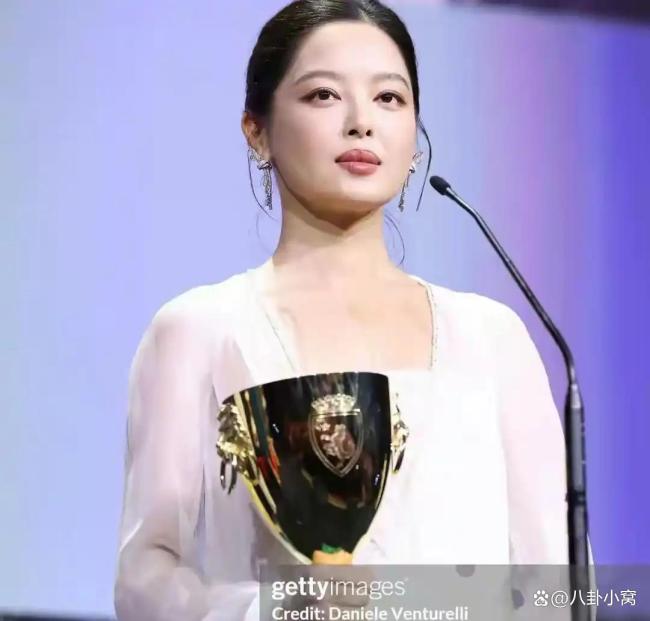 辛芷蕾VOGUE连登 从争议到威尼斯影后